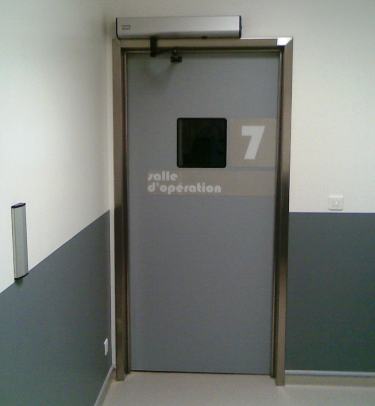 PORTA DE SERVEIS SANITÀRIA TSP - MARC D'INOXIDABLE